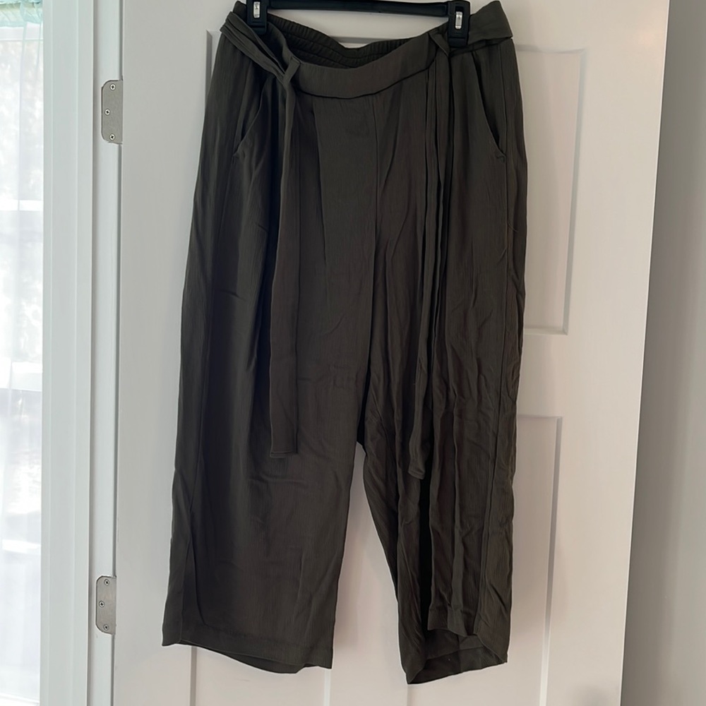 Torrid army green crinkled culotte pants